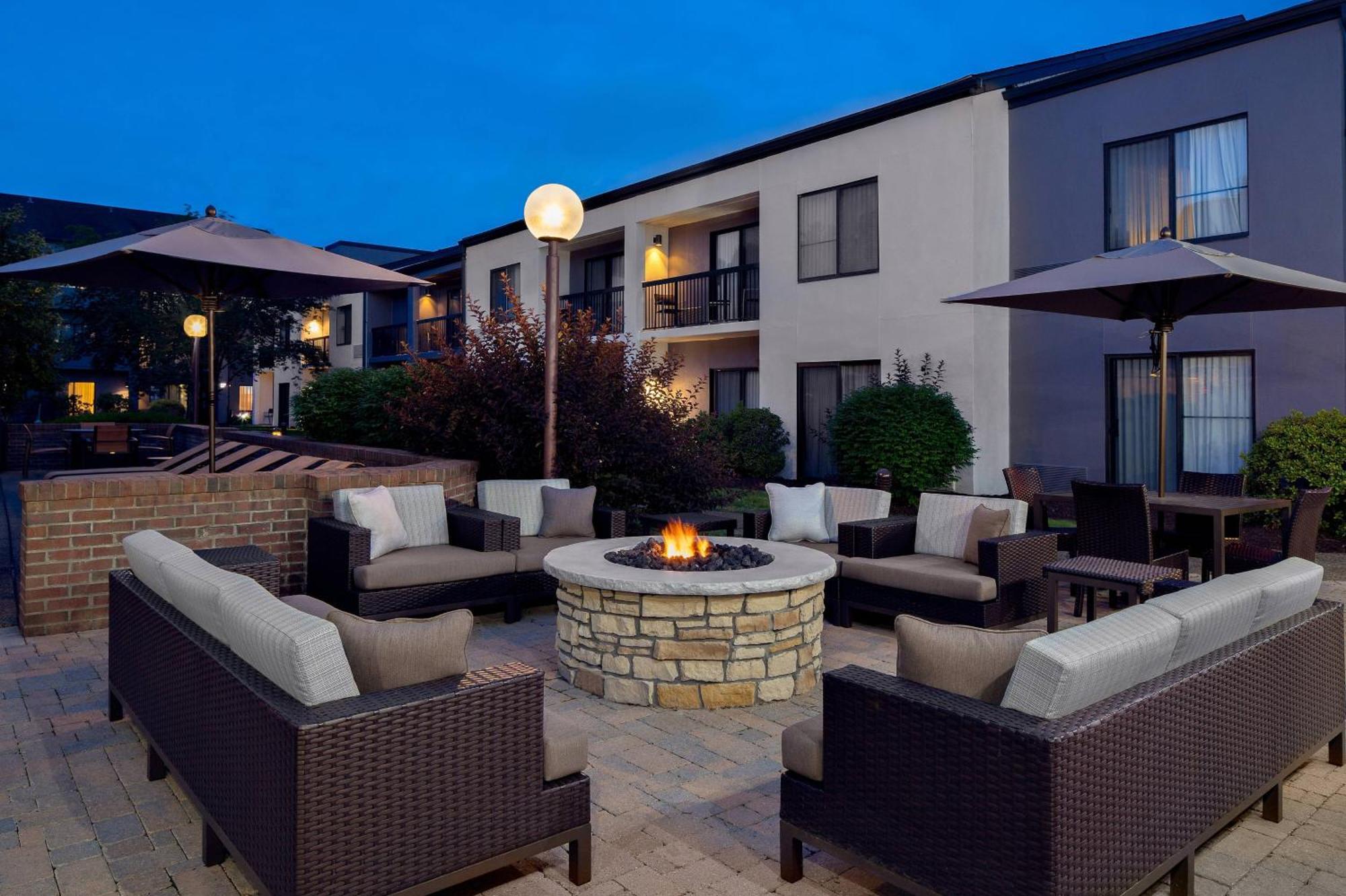 Hotel Courtyard By Marriott Pittsburgh Airport à Coraopolis Extérieur photo