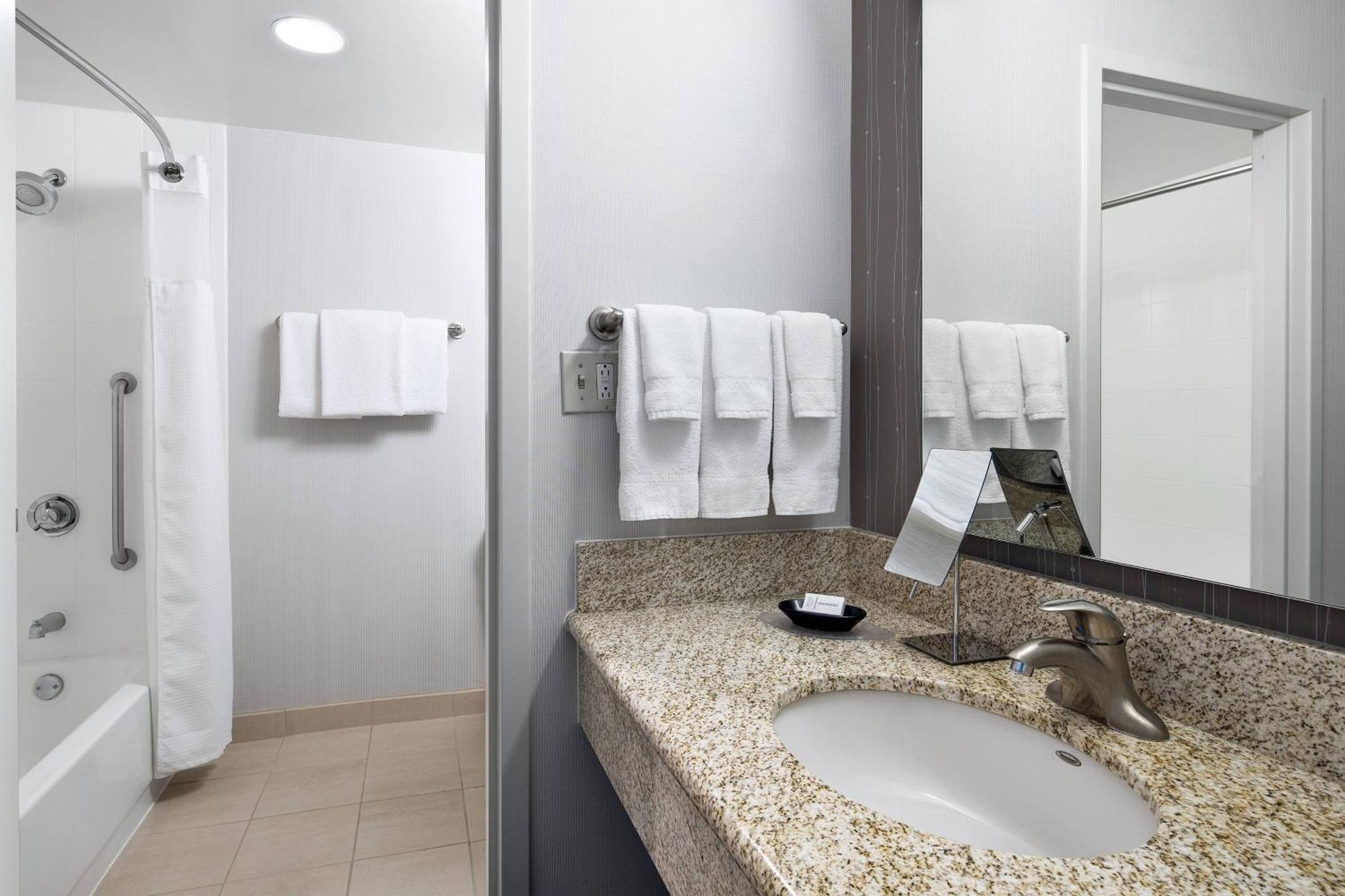Hotel Courtyard By Marriott Pittsburgh Airport à Coraopolis Extérieur photo